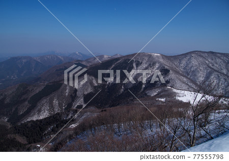 從雪中的吾妻山山頂眺望飛羽山脈的晴空萬里 從雪中的吾妻山山頂眺望飛羽山脈的晴空萬里 77555798