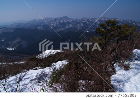 從雪中的東嶽山頂眺望鹿政山 77555802