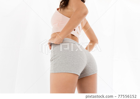 年輕女子臀部線條 77556152