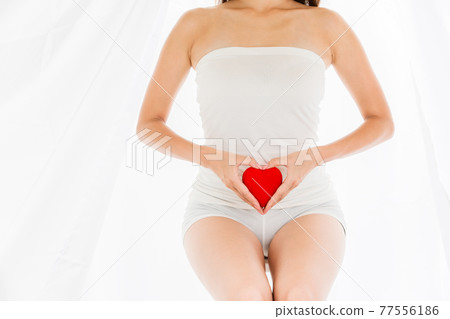 有心臟的婦女在胃 有心臟的婦女在胃 77556186