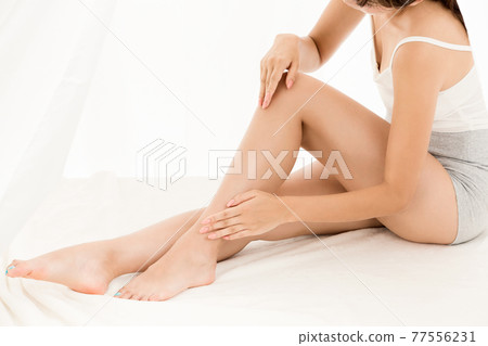 護膚腿的女性 護膚腿的女性 77556231