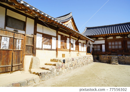Traditional house Traditional house 77556302