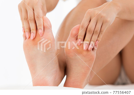 觸摸她的腳趾的女人 觸摸她的腳趾的女人 77556407