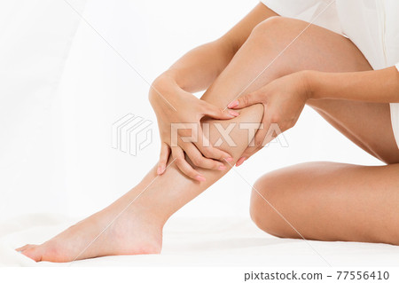 女人按摩小腿 77556410