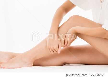 女人按摩小腿 77556428