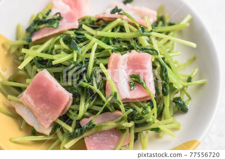 炒豆苗和培根 77556720