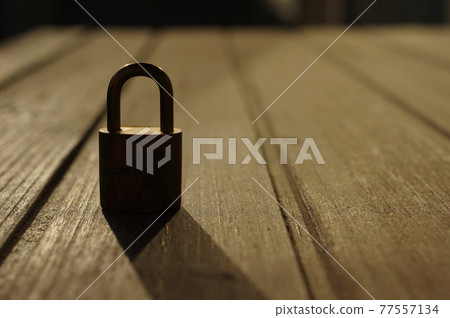 落日照亮的鑰匙 77557134