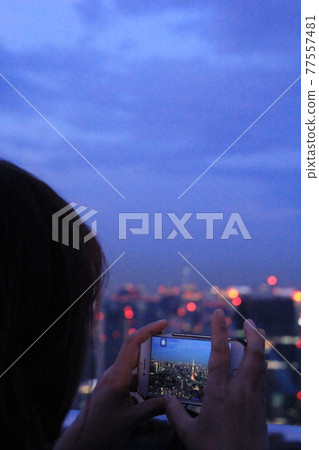 Roppongi Hills Sky Deck A woman taking a night view photo with a smartphone Roppongi Hills Sky Deck A woman taking a night view photo with a smartphone 77557481
