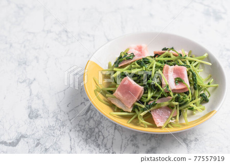 炒豆苗和培根 77557919