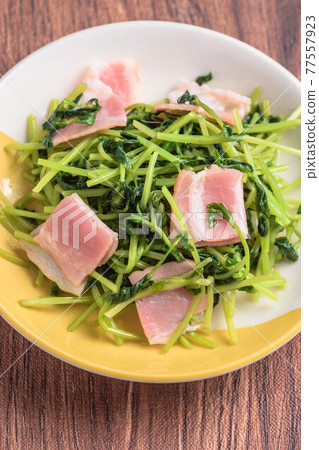 炒豆苗和培根 77557923
