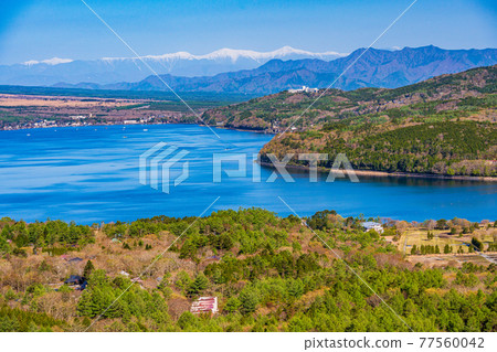 (Yamanashi Prefecture) Lake Yamanaka and the Southern Alps distant view from the panoramic stand (Yamanashi Prefecture) Lake Yamanaka and the Southern Alps distant view from the panoramic stand 77560042