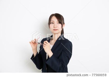 摘下眼鏡的女商人 摘下眼鏡的女商人 77560059