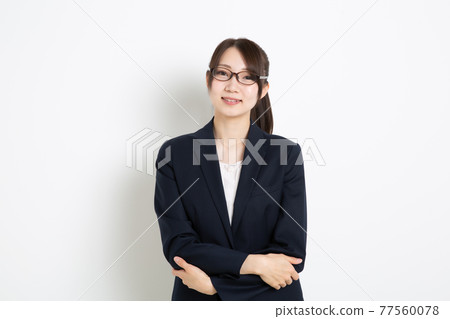 笑用她的在前面的手的女商人 笑用她的在前面的手的女商人 77560078