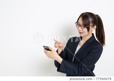 女商人（複製空間）在她的智能手機上找到了她正在尋找的東西 77560079
