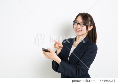 在智能手機上搜索的女商人(複製空間) 在智能手機上搜索的女商人(複製空間) 77560081
