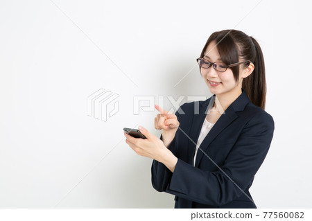 在智能手機上搜索的女商人(複製空間) 在智能手機上搜索的女商人(複製空間) 77560082