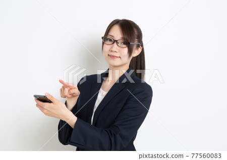 在智能手機上搜索的女商人 在智能手機上搜索的女商人 77560083