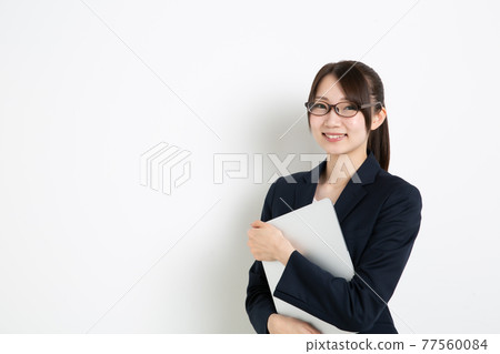拿著個人電腦的女商人(複製空間) 拿著個人電腦的女商人(複製空間) 77560084