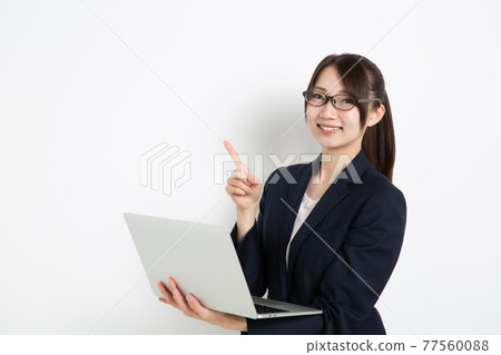 指著電腦的女商人（複製空間） 77560088