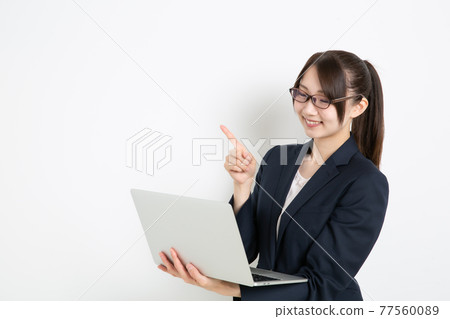 指著電腦的女商人(複製空間) 指著電腦的女商人(複製空間) 77560089