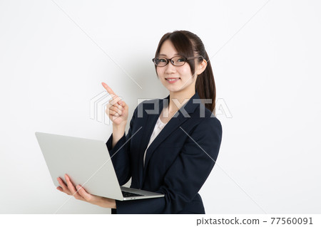 指著電腦的女商人 指著電腦的女商人 77560091