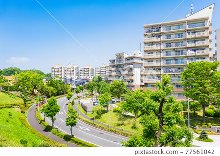 多摩新城，藍天白雲的郊區住宅區 77561042