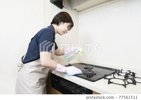 房子清潔女工清洗煤氣灶 77561511
