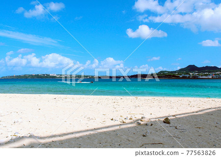 [Okinawa] Sesoko Island: The blue sea seen from Antihama and the main island of Okinawa 77563826
