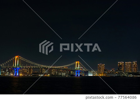 從東京/豐洲Gururi公園附近看到的照明彩虹橋(七色/彩虹色) 從東京/豐洲Gururi公園附近看到的照明彩虹橋(七色/彩虹色) 77564086