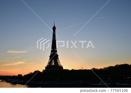 巴黎日出，埃菲爾鐵塔的剪影，攝於 2021 年 4 月 24 日 77565106