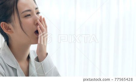 Yawning woman lacks sleep Yawning woman lacks sleep 77565428