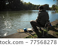 石神池垂釣的老人 77568278
