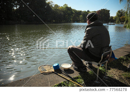 石神池垂釣的老人 77568278