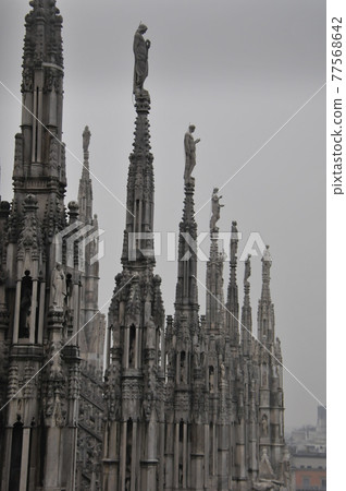 意大利米蘭大教堂屋頂露台上的尖塔 77568642