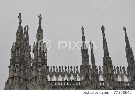 意大利米蘭大教堂屋頂露台上的尖塔 意大利米蘭大教堂屋頂露台上的尖塔 77568643