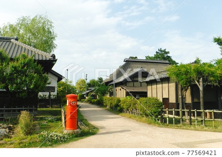 老民居和舊紅色郵箱 77569421