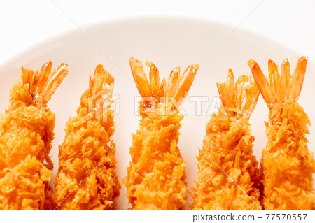 The tail of the fried shrimp is up (white plate / white background). The tail of the fried shrimp is up (white plate / white background). 77570557