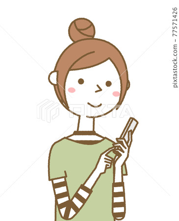 A young woman mom who operates a smartphone A young woman mom who operates a smartphone 77571426