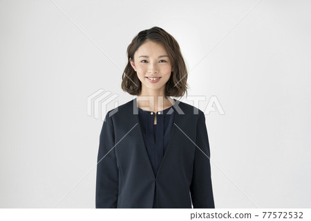 Image portrait of a young woman looking at the camera 77572532
