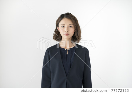 Image portrait of a young woman looking at the camera 77572533