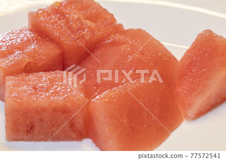 Block cut watermelon 77572541