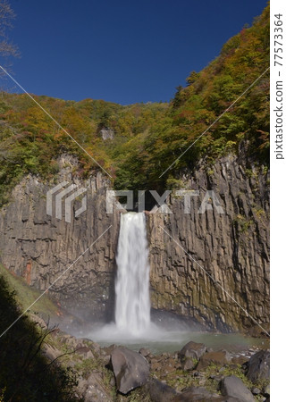Naena Waterfall, one of the 100 best waterfalls in Myoko Kogen, where the blue sky of autumn and the beginning of autumn leaves flow down 55m Naena Waterfall, one of the 100 best waterfalls in Myoko Kogen, where the blue sky of autumn and the beginning of autumn leaves flow down 55m 77573364