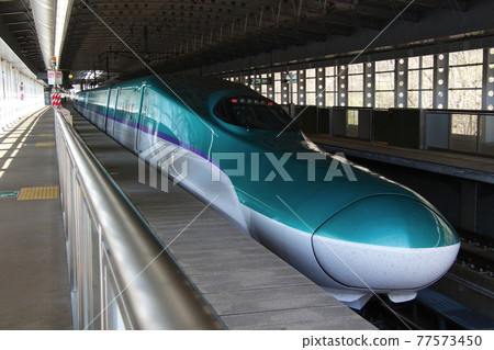 東北新幹線 H5 系列停在岩手沼內站 77573450