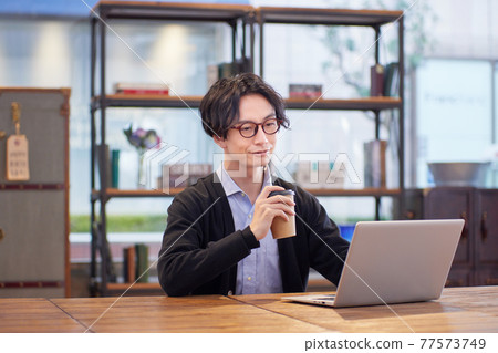 在確定的辦公室里工作的人 在確定的辦公室里工作的人 77573749