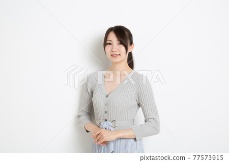 一個馬尾辮女人用手在前面笑 77573915