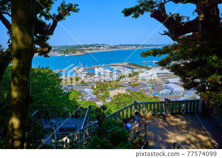 View the northeast side (yacht harbor, observatory square, Kamakura city, etc.) from Nakatsunomiya in Enoshima, Fujisawa City, Kanagawa Prefecture View the northeast side (yacht harbor, observatory square, Kamakura city, etc.) from Nakatsunomiya in Enoshima, Fujisawa City, Kanagawa Prefecture 77574099