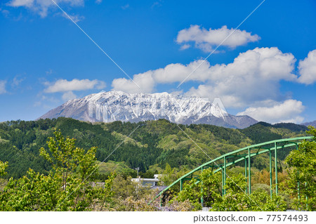 Minami Oyama Kanmine: Snow-covered Minami Oyama University and Arch Bridge (Tottori Prefecture) Minami Oyama Kanmine: Snow-covered Minami Oyama University and Arch Bridge (Tottori Prefecture) 77574493