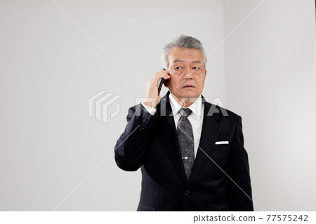 Senior male business phone smartphone 77575242