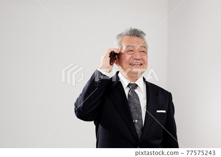 Senior male business phone smartphone 77575243