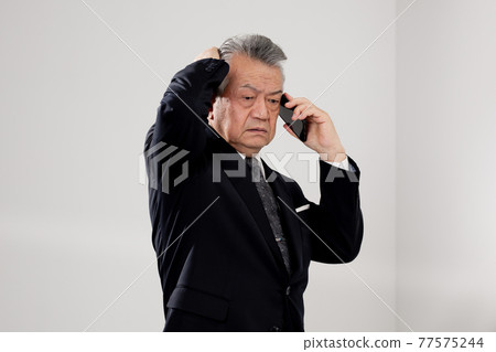 Senior male business phone smartphone 77575244